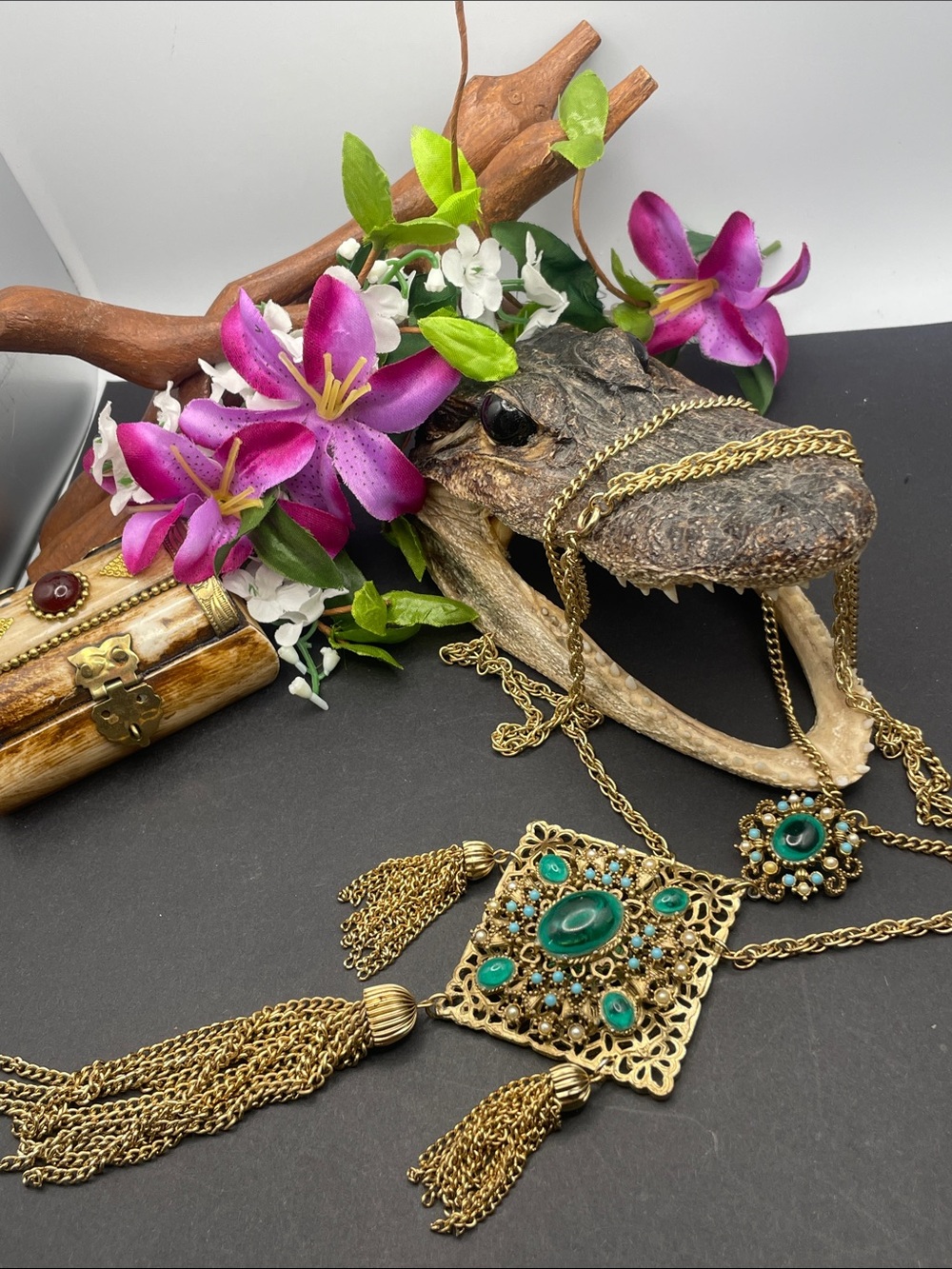 Gold tone filigree and green cab necklace vintage D13